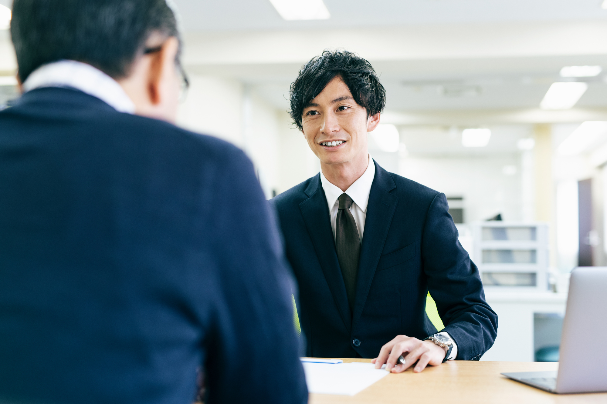 2. 学歴が影響しやすい外資系の業種