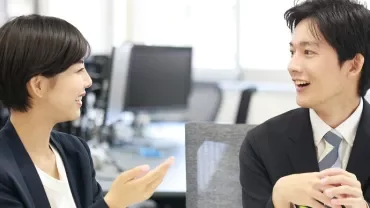 オフィスで会話する二人。