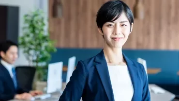 オフィスで笑顔のプロフェッショナルな女性。