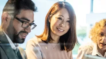 会議で協力している3人の人々。