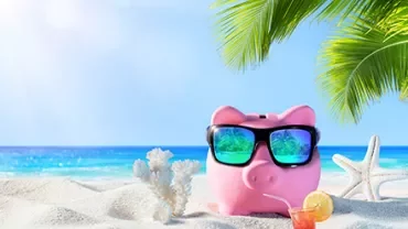 ビーチでカクテルを前にサングラスをかけた貯金箱