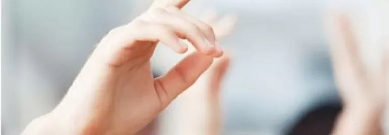 教室で手を挙げている様子。