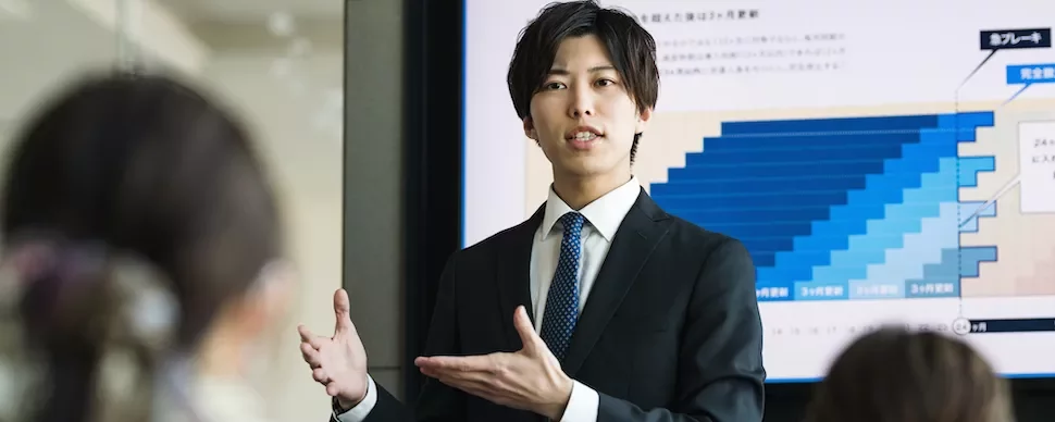 プレゼンテーション中の人物と背景のチャート。