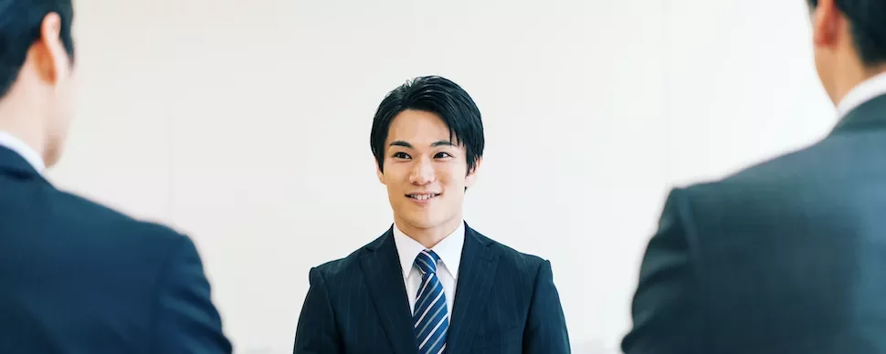 会議中に微笑むビジネスマン。