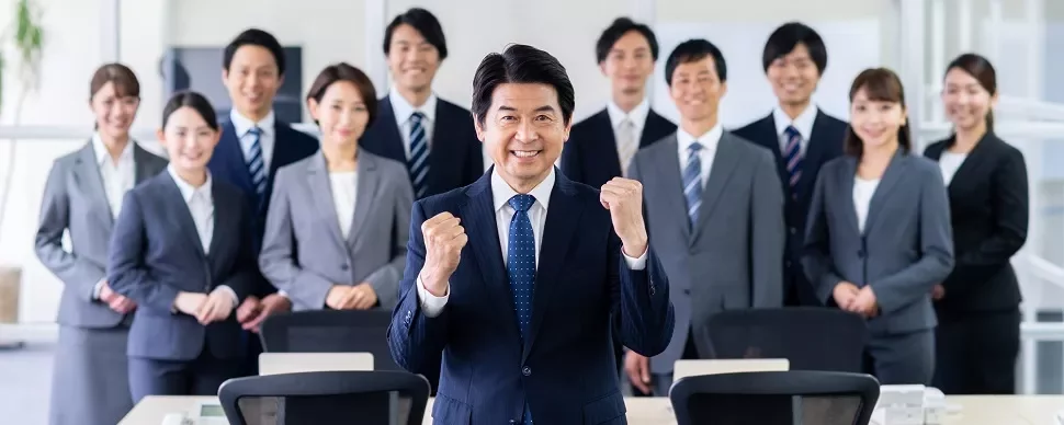 オフィス環境で微笑むビジネスの専門家たち。