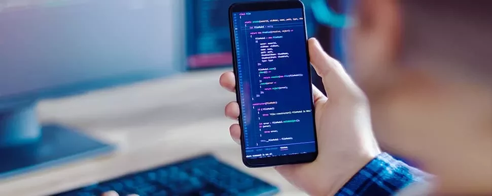 スマートフォンでコードを表示する人。