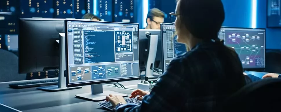 コンピューターを操作する人がオフィスでデータを扱っています。