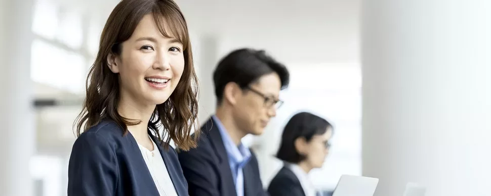 オフィスでパソコンを使う3人のビジネスプロフェッショナル。