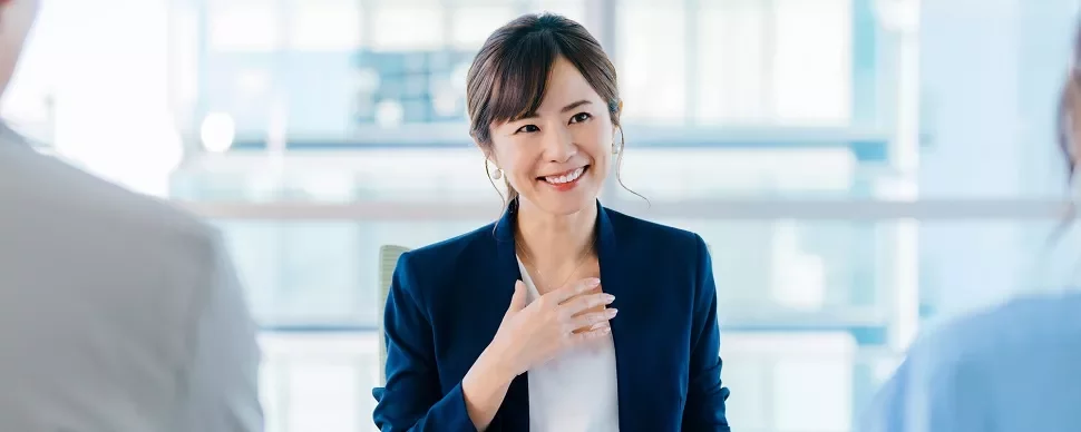 ビジネス会議で微笑む女性。