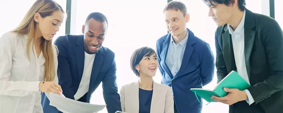 会議中の5人のプロフェッショナル。