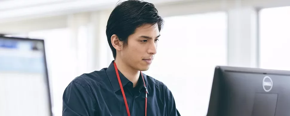 オフィスでコンピューターを操作している男性。