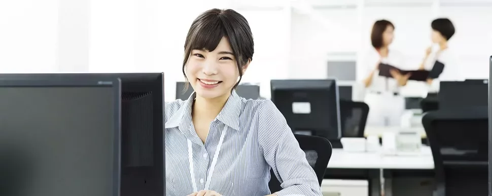 事務所で笑顔の女性。