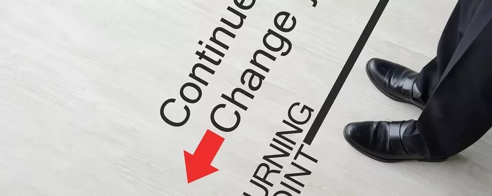 床に書かれた「Turning Point, Continued Change」と赤い矢印の文字。
