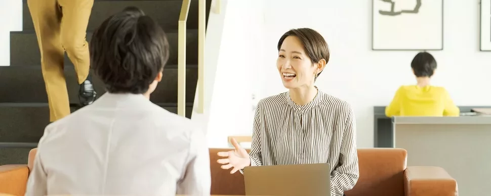 ソファで会話をする二人の人。