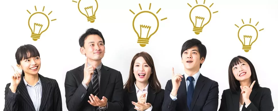 頭の上に電球のアイコンがある5人のグループ。