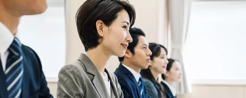 オフィスで会議に参加するプロフェッショナルたち。