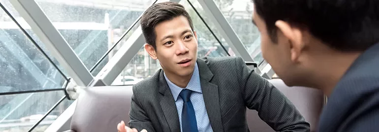 現代的なオフィスでのビジネスディスカッション。