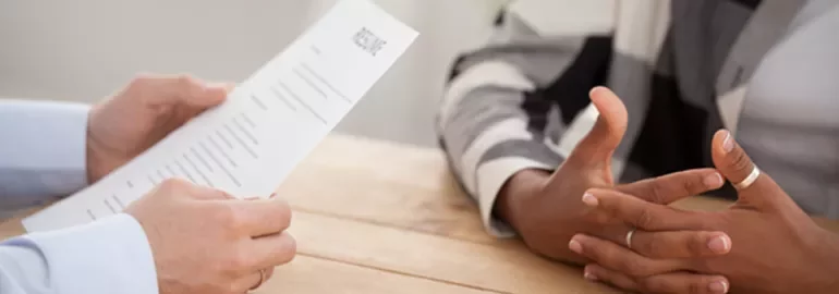 履歴書を持って面接中の二人の人。