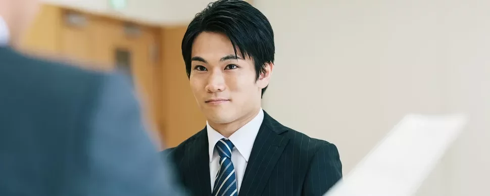 会議中のスーツ姿の男性。