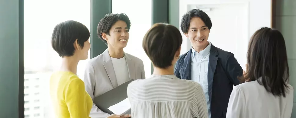 オフィスで話し合うグループのプロフェッショナルたち。