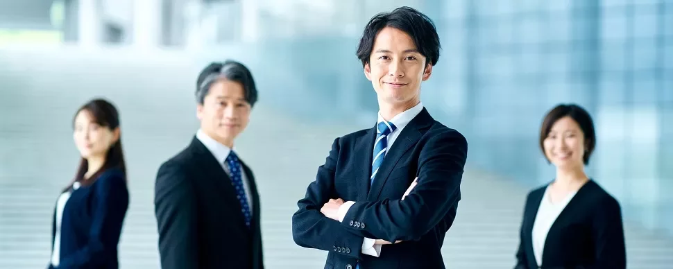 オフィスで自信を持って立つビジネスプロフェッショナルたち。