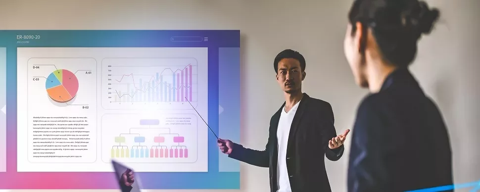データチャートを指しているプレゼン中のビジネスマン。