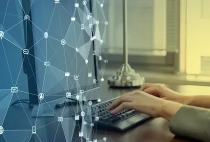 デジタルネットワークのオーバーレイでコンピューターを操作する人